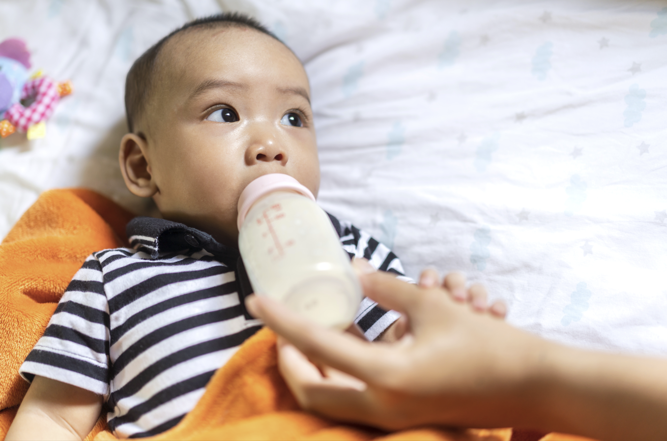 susu formula bayi, sisa susu formula, waktu aman susu formula, cara menyimpan susu formula, tips aman memberikan susu formula, Bunda, si Kecil